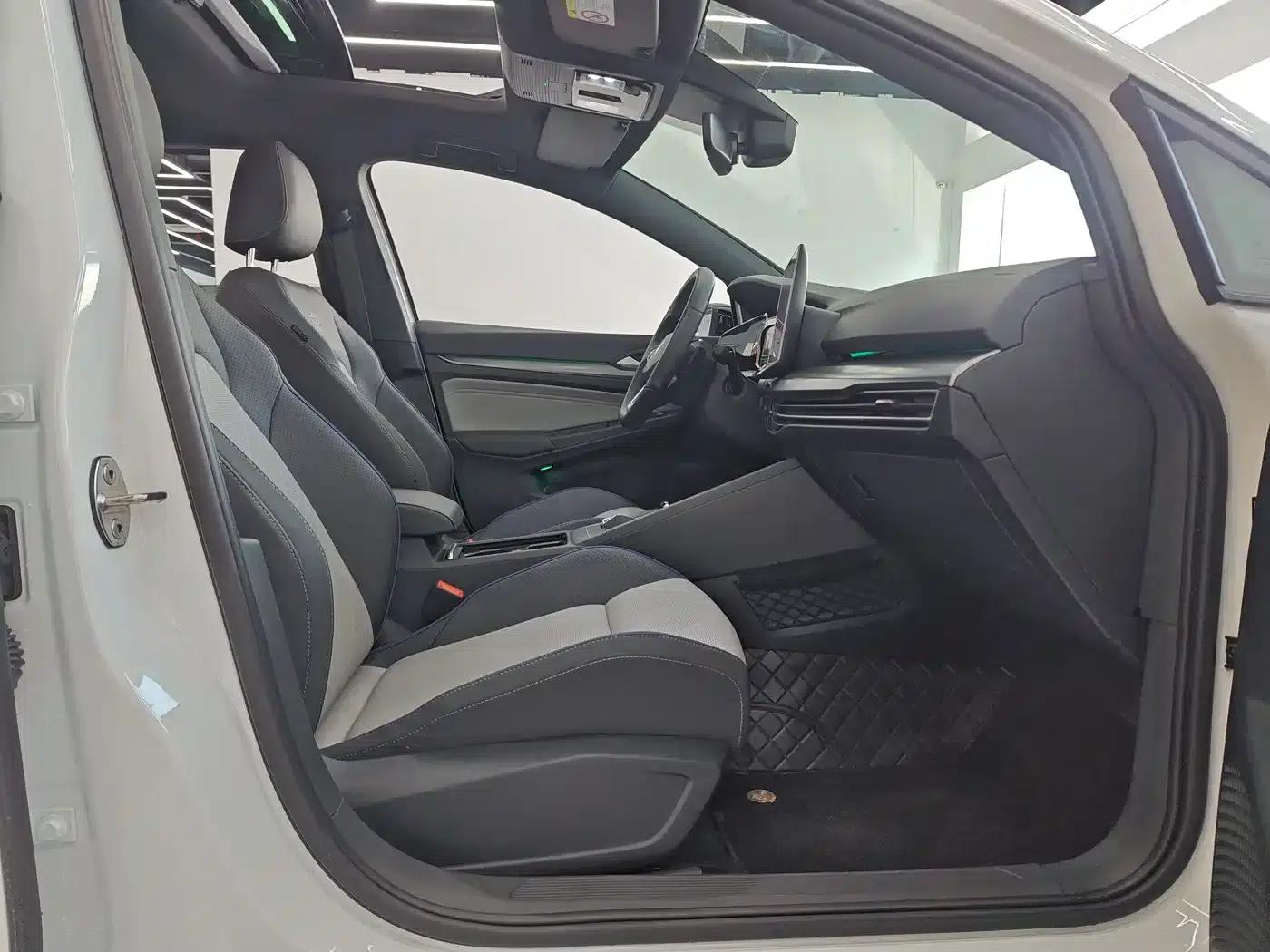 2025 Golf 300TSI R-Line — миниатюра 8