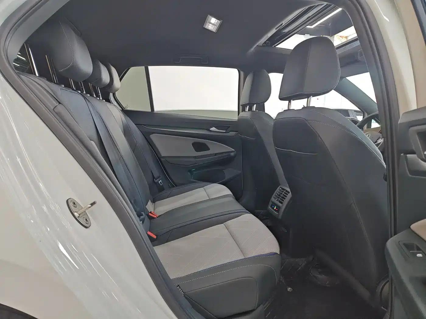 2025 Golf 300TSI R-Line — миниатюра 9