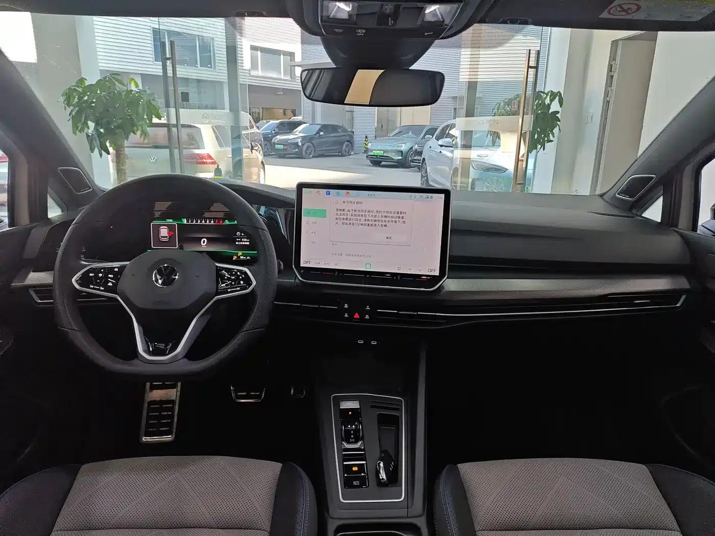 2025 Golf 300TSI R-Line — миниатюра 10