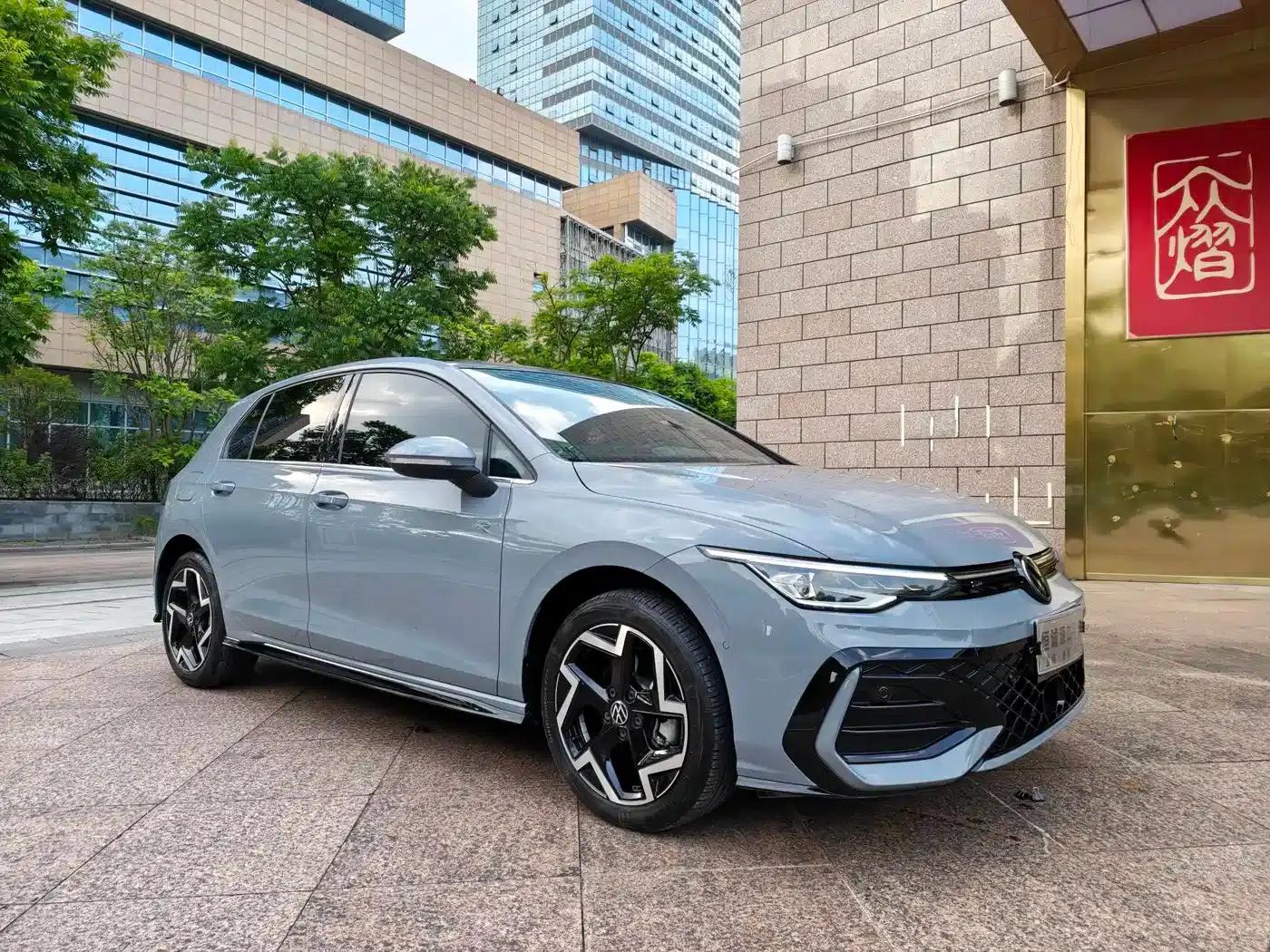 2025 Golf 300TSI R-Line — миниатюра 3