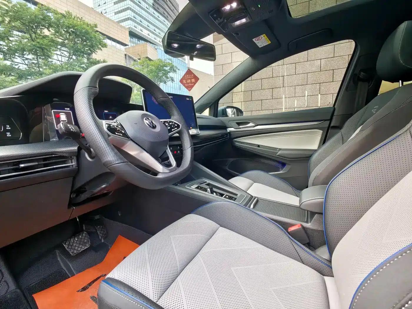 2025 Golf 300TSI R-Line — миниатюра 4