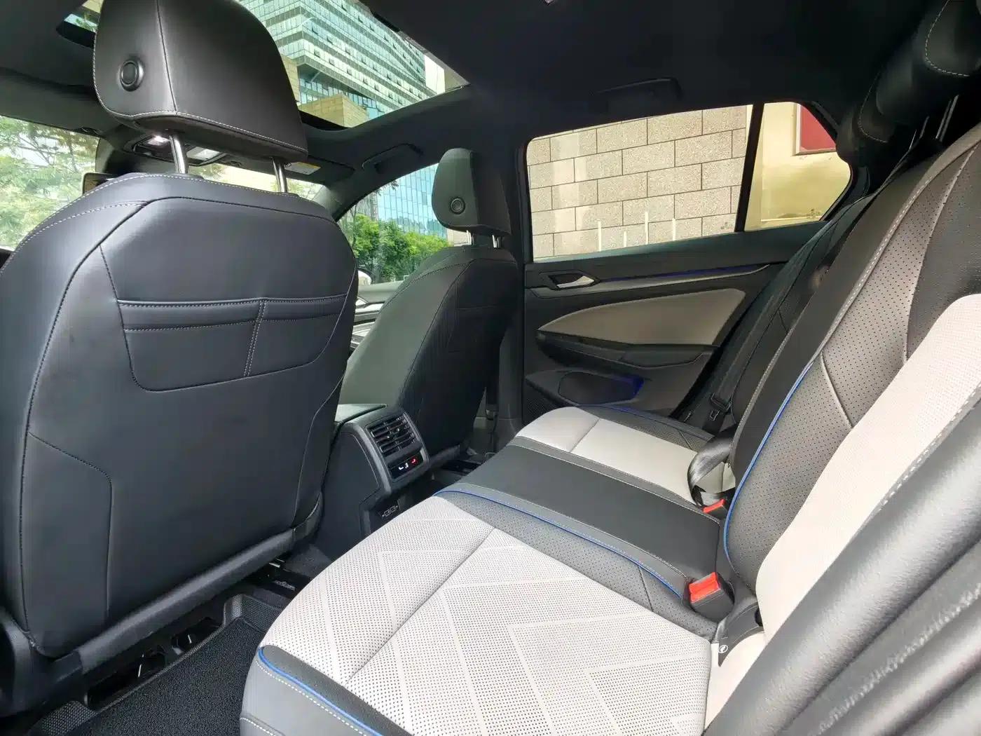 2025 Golf 300TSI R-Line — миниатюра 5