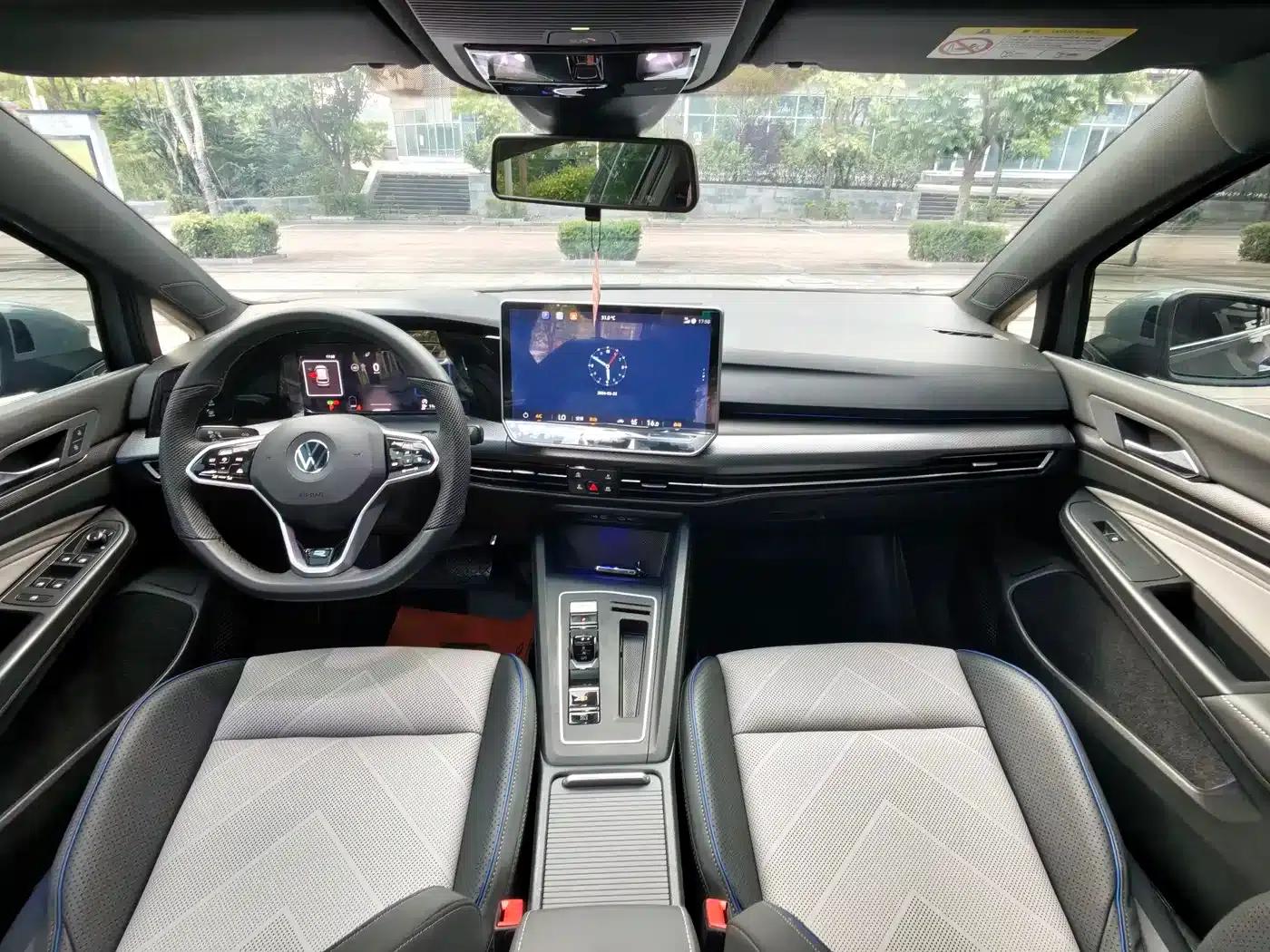 2025 Golf 300TSI R-Line — миниатюра 6