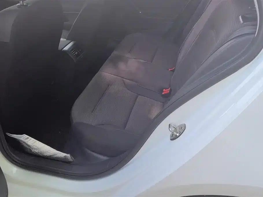 2017 Golf 230TSI Automatic Comfort Millionth Unit Commemorative Edition — миниатюра 11