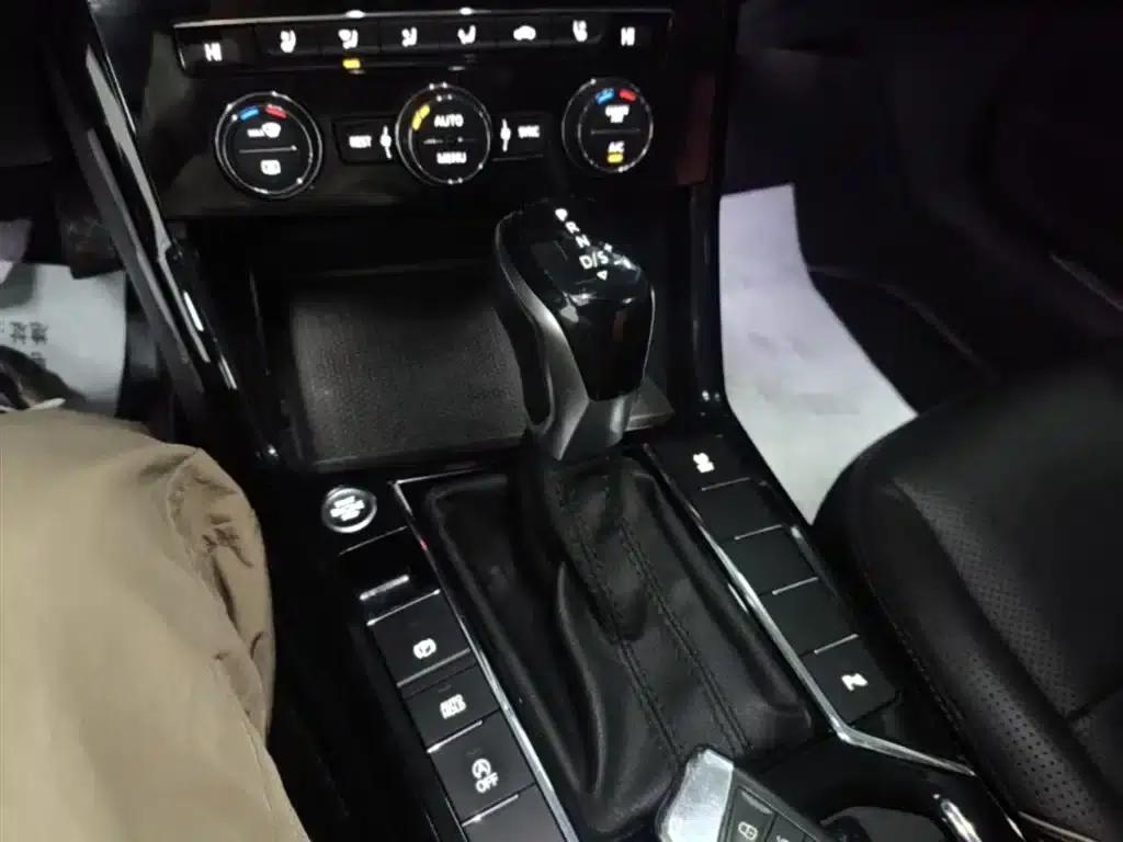 2019 Volkswagen Passat 330TSI Luxury Edition (China VI Emission Standard) — миниатюра 14