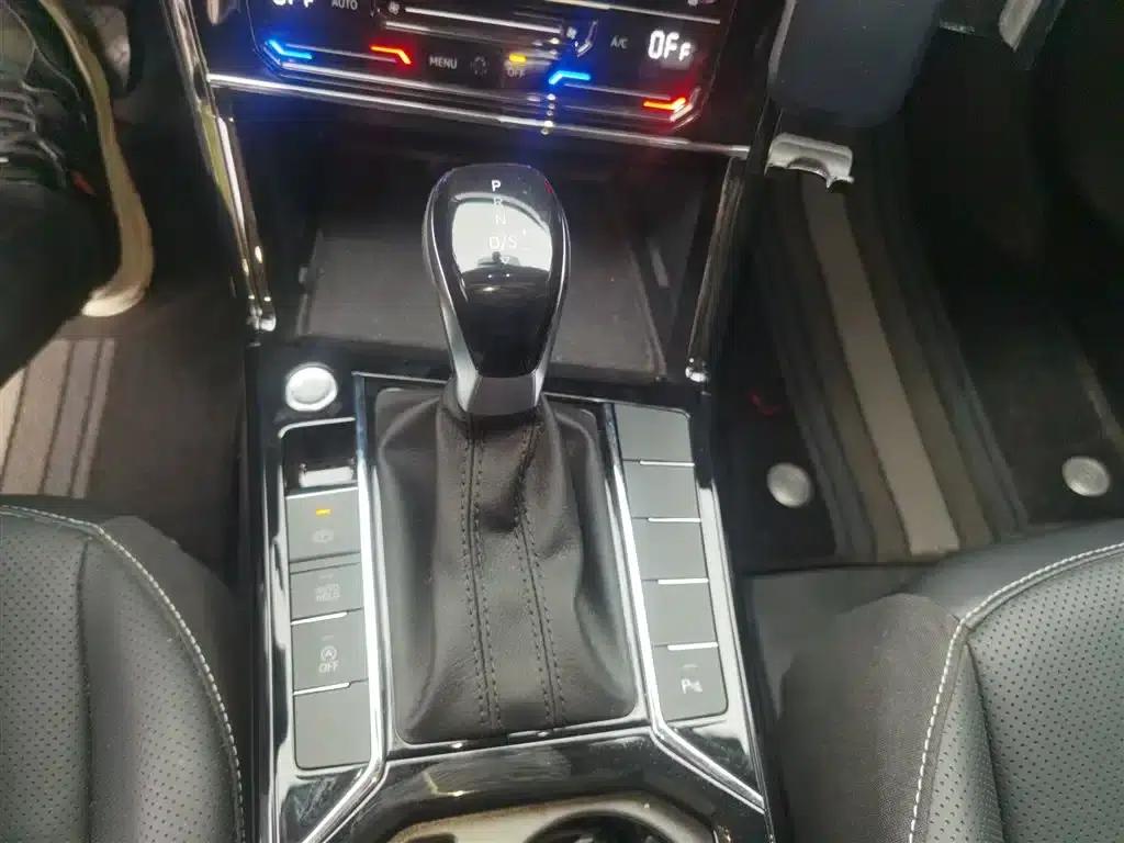 2025 Volkswagen Passat Outstanding Edition 330TSI Starry Sky Elite Edition — миниатюра 7