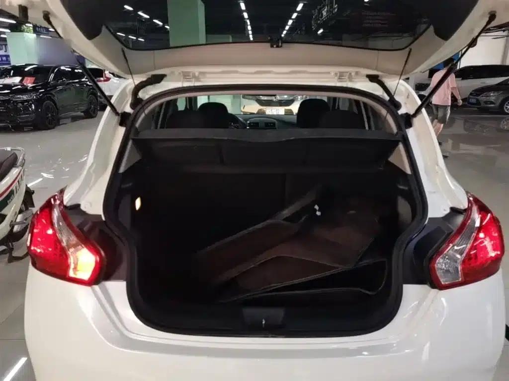 2011 Tiida 1.6L CVT Comfort Model — миниатюра 19