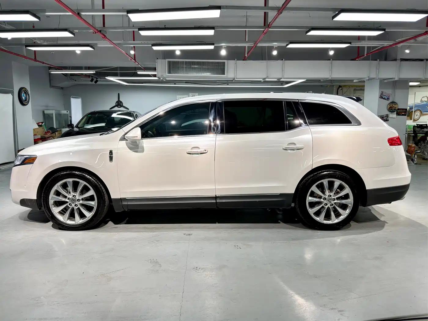 2010 Lincoln MKT 3.5T EcoBoost AWD — миниатюра 4